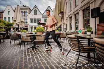 Rolschaatsende ober Enes (21) uit Antalya steelt de show op terras Mechels restaurant: “Hij is het zonnetje in huis”