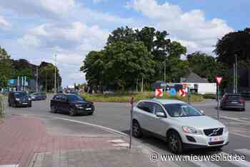 Drukke rotonde kreunt onder files sinds circulatieplan, maar er wordt aan gesleuteld: “Dit is duidelijk niet optimaal”