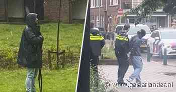 Twaalf gemaskerde agenten beëindigen gijzeling: mishandelde man (25) en verdachten uit woning gehaald