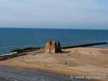 Sbattute dalle onde sugli scogli: una muore, l'altra è sotto choc. Tragedia nel mare di Ladispoli