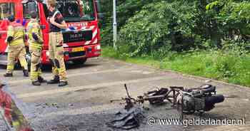 Scooter brandt volledig af op parkeerplaats zwembad