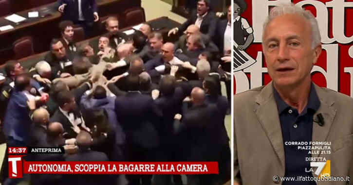 Travaglio a La7: “Non è stata una rissa ma un pestaggio. Donno ha solo portato il tricolore a Calderoli, il che è come dare l’aglio a un vampiro”