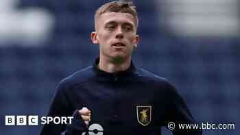 Accrington sign striker Knowles from Boston