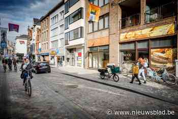 Hoogstraat enkele uren onderbroken voor plaatsen van kraan: “Gemotoriseerd verkeer moet omleiding volgen”
