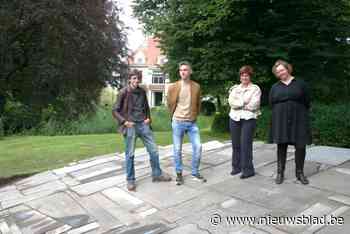 Oude grafzerken krijgen tweede leven in tijdelijke installatie: “Je mag erop gaan liggen of op spelen”