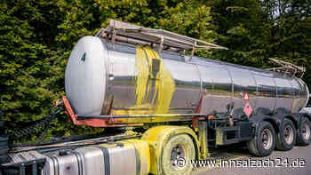 Sattelzug verliert flüssigen Schwefel auf St2108 bei Burghausen – Feuerwehren im Großeinsatz