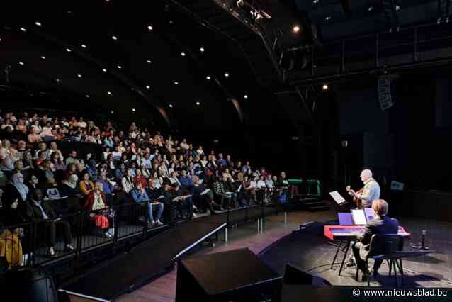Samen liedjes zingen om Nederlands te oefenen