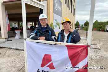 Meiboom geplaatst op nieuw politiegebouw: “Werken gaan vliegensvlug vooruit”