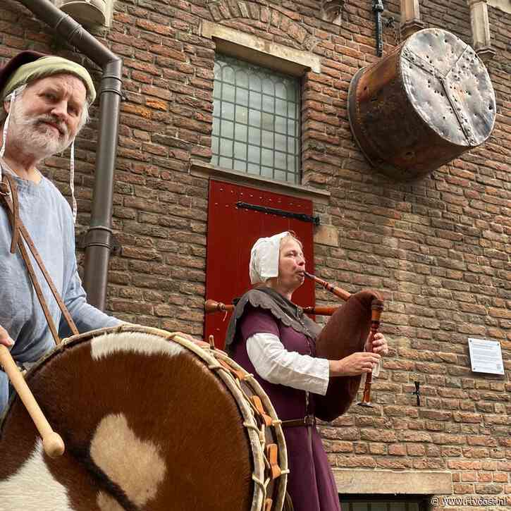 "Je werd er levend in gekookt"; valsemuntersketel hangt weer aan Deventer Waag