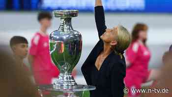 Rührende Geste bei EM-Eröffnung: Heidi Beckenbauer schickt einen Kuss in den Himmel