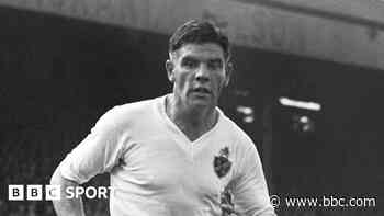 Former England defender Banks dies, aged 94
