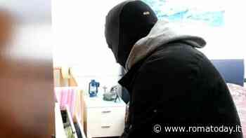 Sorprende in casa i rapinatori e viene picchiata con un bastone