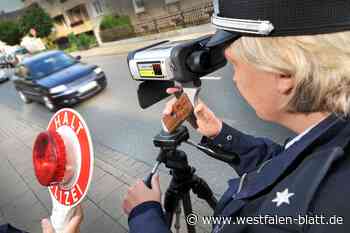 Beamte kontrollieren den Verkehr