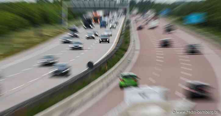 Mit Weintrauben beladener Lastwagen kippt auf Autobahn um