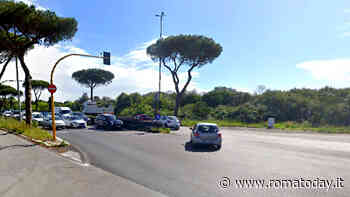 Incidente sulla Cristoforo Colombo, scontro tra due moto e una macchina. Morto un uomo di 26 anni