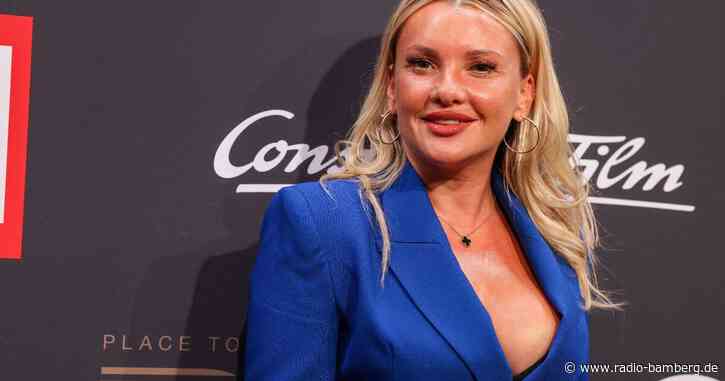 Evelyn Burdecki zerschneidet EM-Trikot