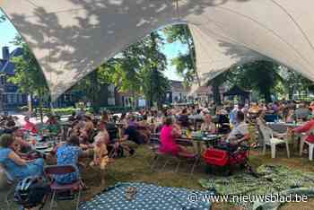 Samen ontbijten onder de linden om de zomer in te zetten