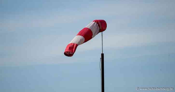 Starker Wind zieht über Bayern