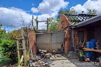 Noodweer met bliksem verwoest garage en bijgebouw: “Een enorme slag”