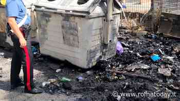 Paura al quartiere Africano: cassonetti della carta in fiamme nella notte