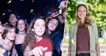 Uitslag binnen en feest! Zo maak je goede afspraken over alcohol met je puber: ‘Blijf waarschuwen’