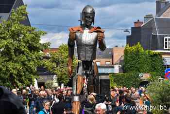 Indrukwekkende reus stapt door de straten tijdens Beeldig Lommel