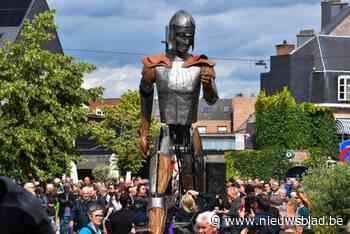 Indrukwekkende reus stapt door de straten tijdens Beeldig Lommel