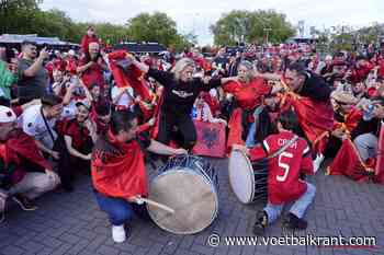 🎥 Heerlijke banter: Albanese fans krijgen Italiaanse tifosi met spaghetti op de knietjes en doen dan het ondenkbare