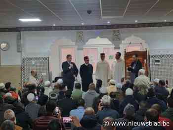 Duizenden mensen herdenken slachtoffers van explosie Hoboken: “Houda kwam altijd met de bus naar school, nu bleef haar zitje leeg”