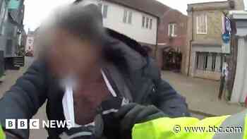 Watch: Public help officer arrest jewellery thief