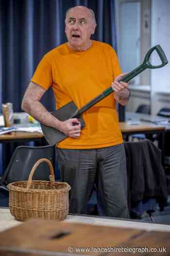 Early Doors star takes on Oscar Wilde at Royal Exchange