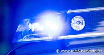 Mann ohne Fahrerlaubnis kollidiert mit Baum – vier Verletzte