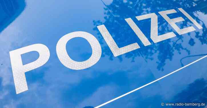 Motorrad prallt beim Ausweichen gegen Laterne