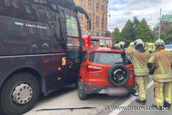 Vrouw bevrijd na aanrijding met bus