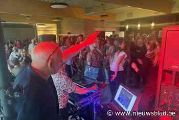 DJ Makko Pakko liet de Palma klanten nog een keer swingen: “Leuk dat iedereen mee is in de sfeer”