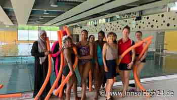 Der erste Schwimmbad-Besuch ihres Lebens: Migrantinnen lernen schwimmen in Waldkraiburg