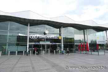 Dronken man valt voorbijgangers lastig op stationsplein