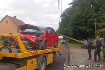 Elektriciteitspaal hangt over de weg na aanrijding door auto Tongerlo