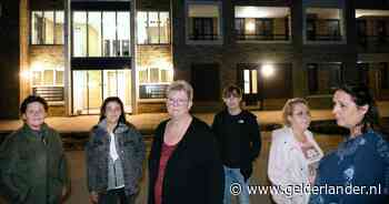 Licht van nieuw appartementencomplex is zó fel, dat overbuurvrouw Jolanda geen lamp meer nodig heeft