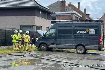 Motor van stilstaande bestelwagen brandt uit