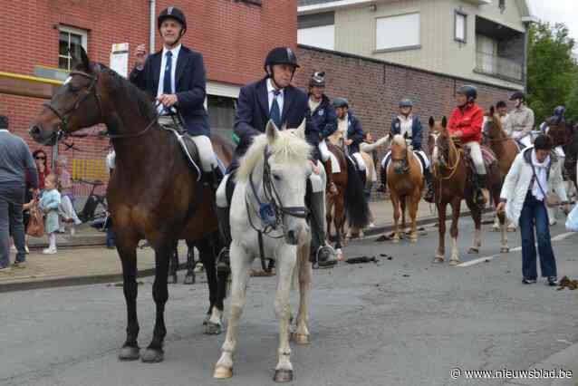 Premier Alexander De Croo op kop ruiterommegang