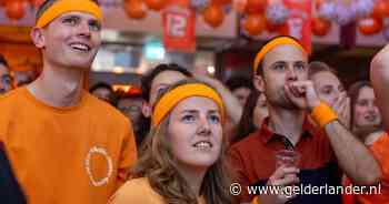 Honderden fans kijken naar Polen-Nederland in de kerk: ‘Toen we allemaal het Wilhelmus zongen kreeg ik kippenvel’