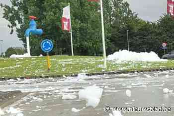 Nu ook ‘schuimparty’ op beruchte rotonde: “Hier is 7.500 liter water verspild”