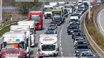 Trümmerfeld nach Crash auf A995, Hubschrauber im Einsatz: Autobahn muss am Abend gesperrt werden