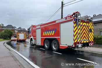 Vrachtwagen stoot tegen brug, rijdt verder en verliest olie: bestuurder van personenwagen  lichtgewond door botsing op glad wegdek