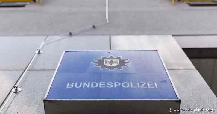 Mann geht in Zug auf Junggesellenabschied los