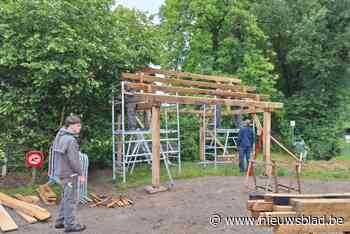 Leerlingen VTI timmeren houten schuilhut aan Heirbaan in elkaar