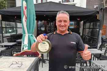 Cafébaas Alain trakteert met shotje elke keer als Rode Duivels scoren: “Zelfs op een doelpuntenkermis ben ik voorzien”