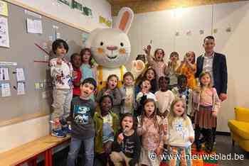 Bekende konijntje Rikki viert 25ste verjaardag met bezoek aan kleuterschool: “De kinderen straalden van geluk”