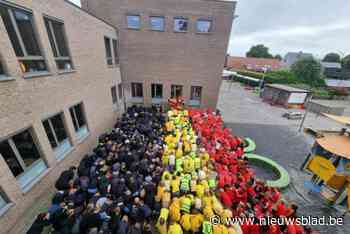 Immaculata maakt levende tricolore vlag om voor Rode Duivels te supporteren